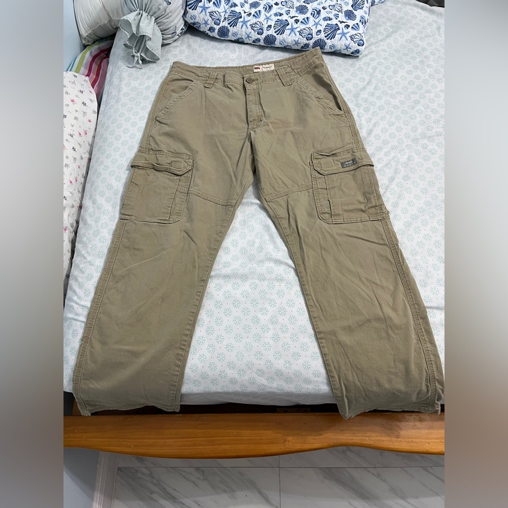Wrangler relaxed fit cargo pant. Size (32x30). Khaki color